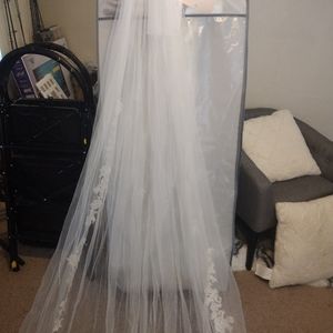 Brand new wedding dress from David's bridal size 16 and veil never worn
